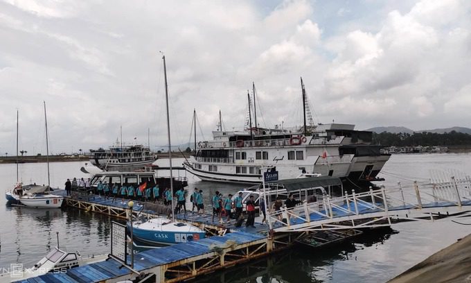 Ha Long Bay, Cat Ba Island suspend tourism as Storm Mulan nears